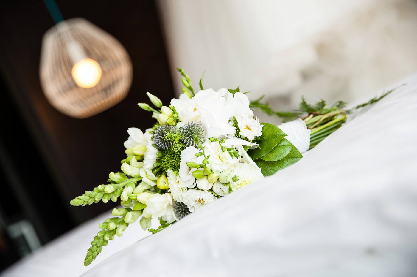 aschenputtel-hochzeitsfotograf-brautstrauss-hotel-adlers-tirol