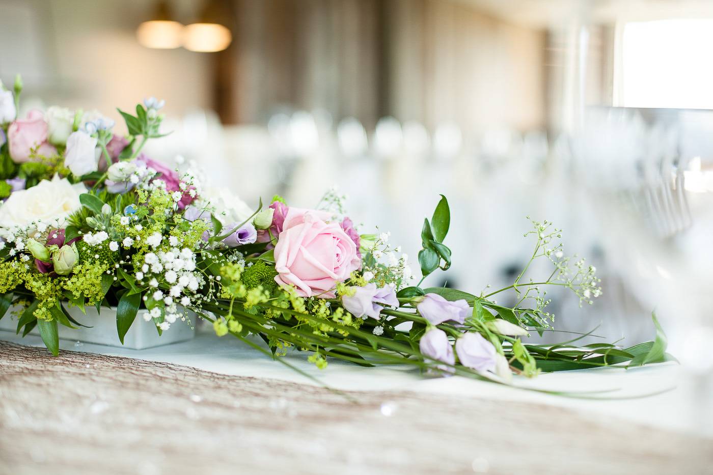 aschenputtel-hochzeitsfotograf-tischdeko-blumenschmuck-axams-tirol