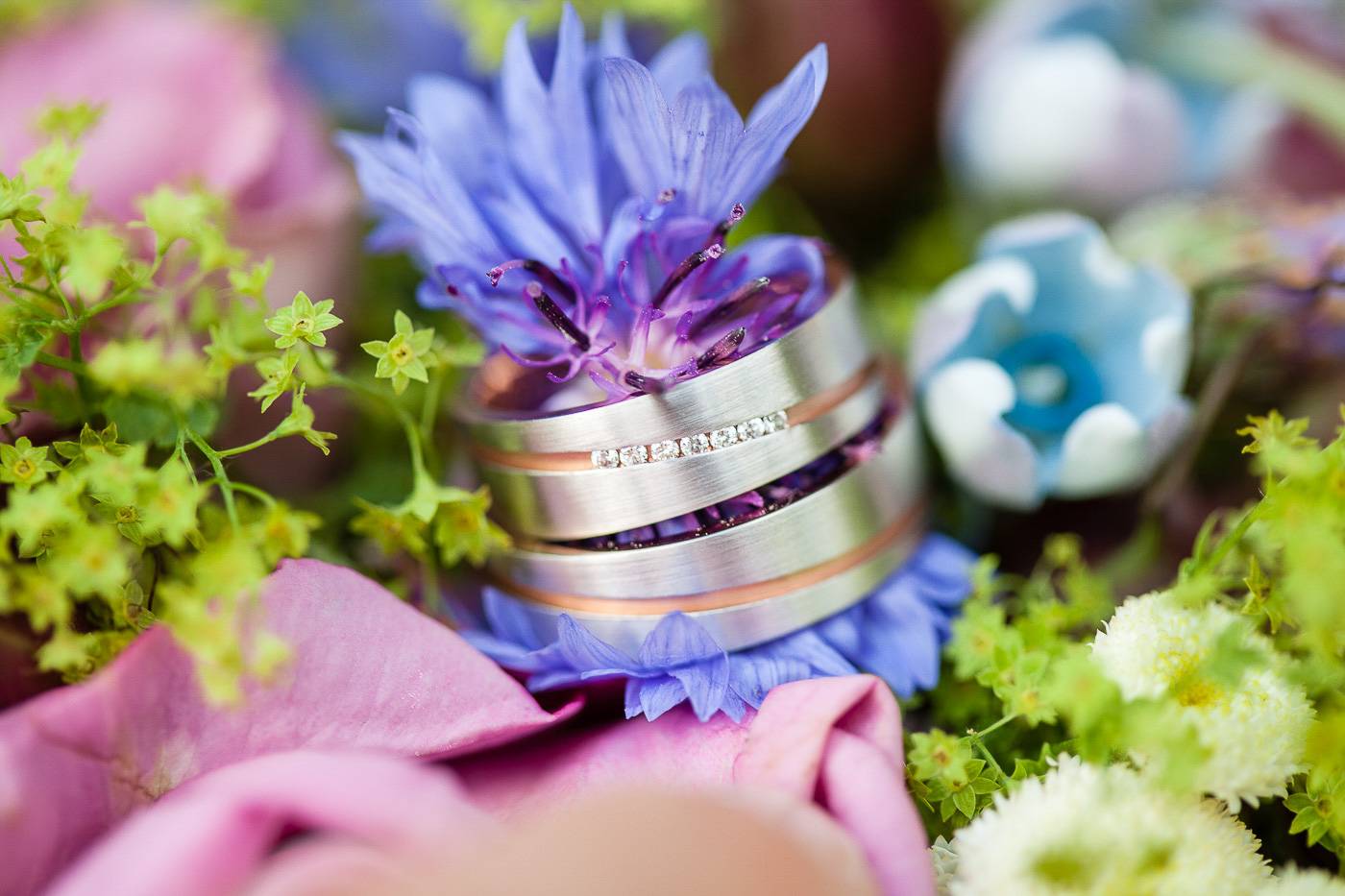 aschenputtel-hochzeitsfotograf-ringe-mit-blumen-goetzens-axams-tirol