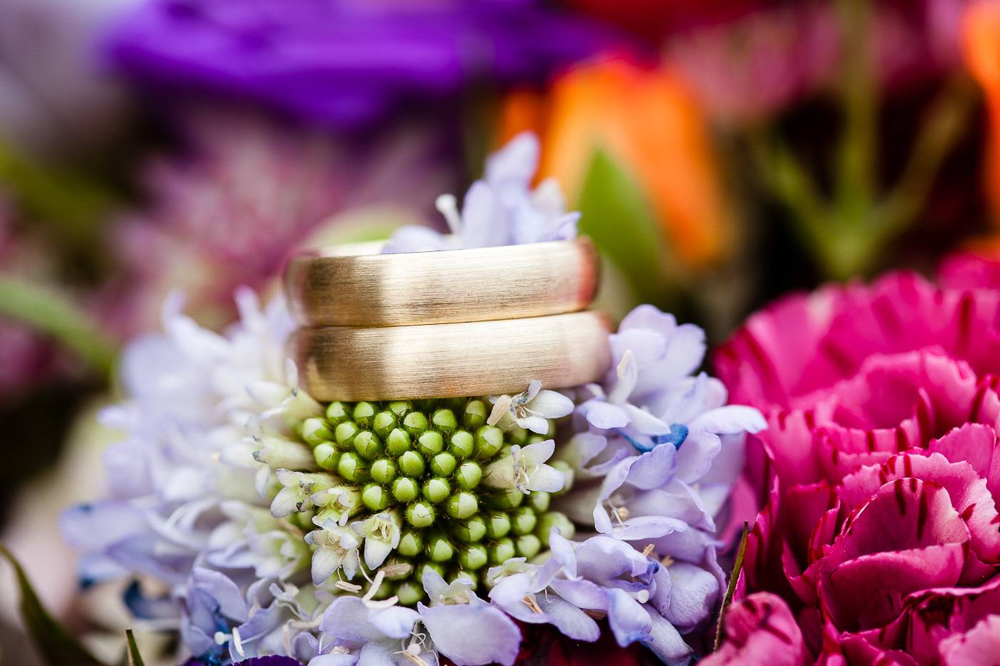 aschenputtel-hochzeitsfotograf-ringfotos-brautstrauss-achensee