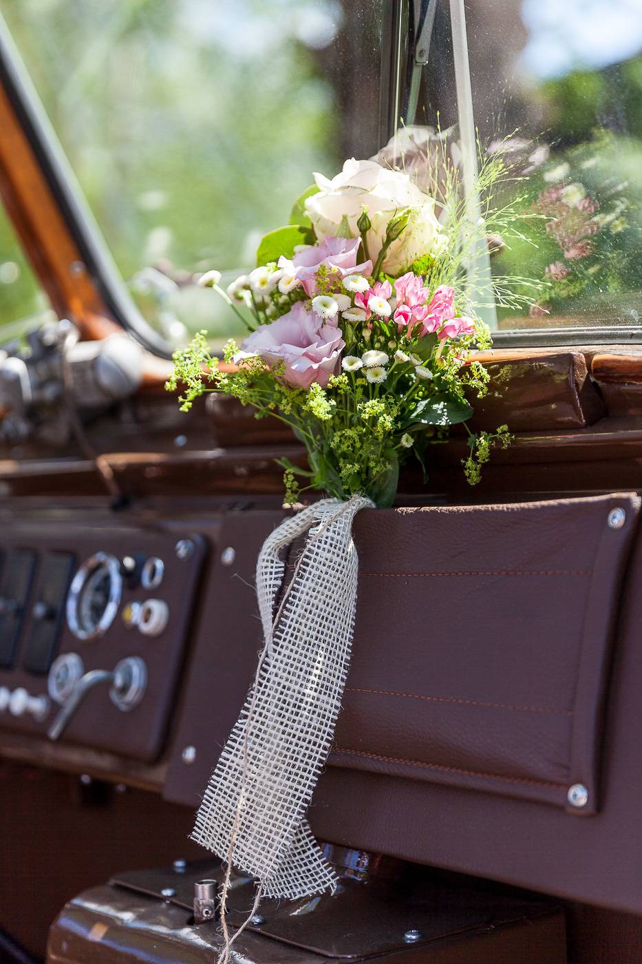 aschenputtel-hochzeitsfotograf-oldtimerbus-blumen-gramaialm-achensee