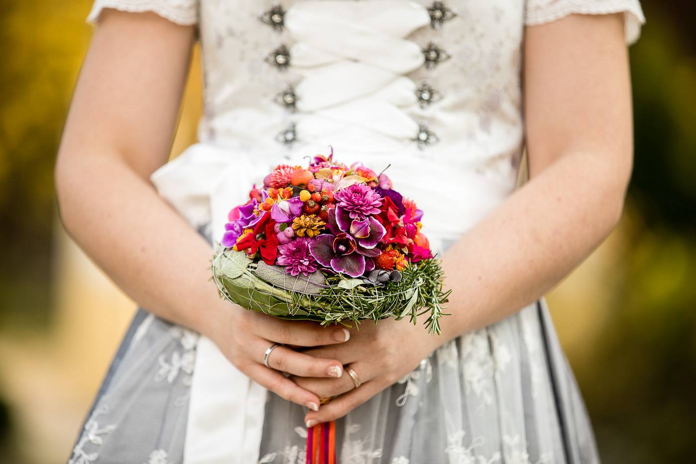 aschenputtel-hochzeitsfotograf-brautstrauss-gut-matzen-brixlegg-tirol