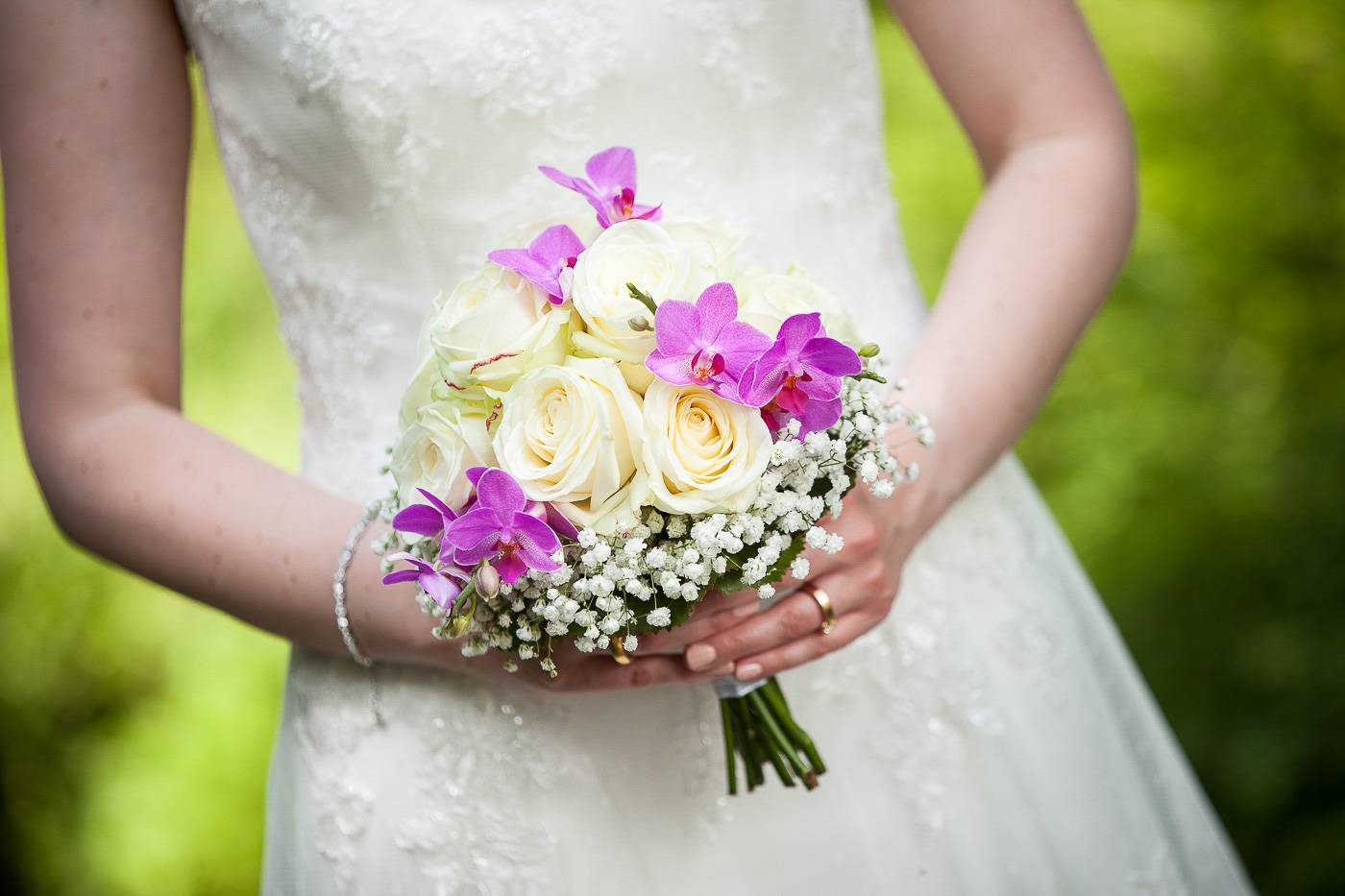 aschenputtel-hochzeitsfotograf-brautstrauss-park-gnadenwald-tirol