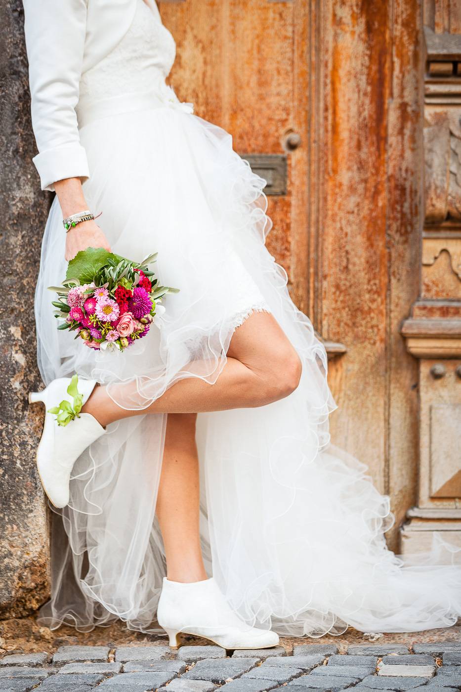 aschenputtel-hochzeitsfotograf-braut-mit-brautstrauss-hall-in-tirol