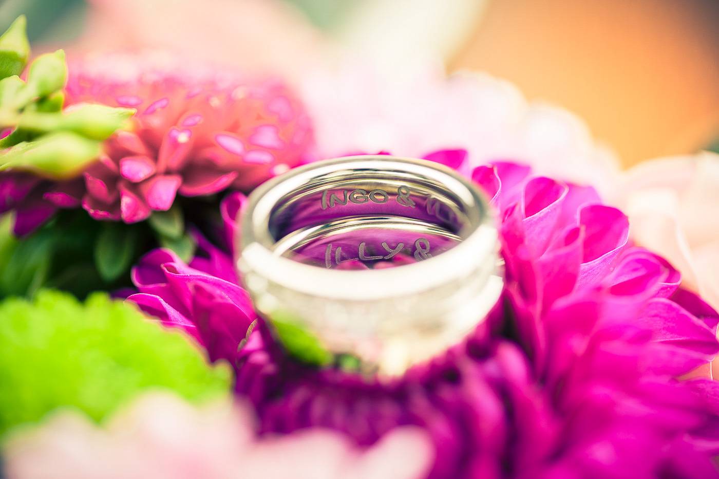 aschenputtel-hochzeitsfotograf-ringfotos-blumenschmuck-hall-in-tirol