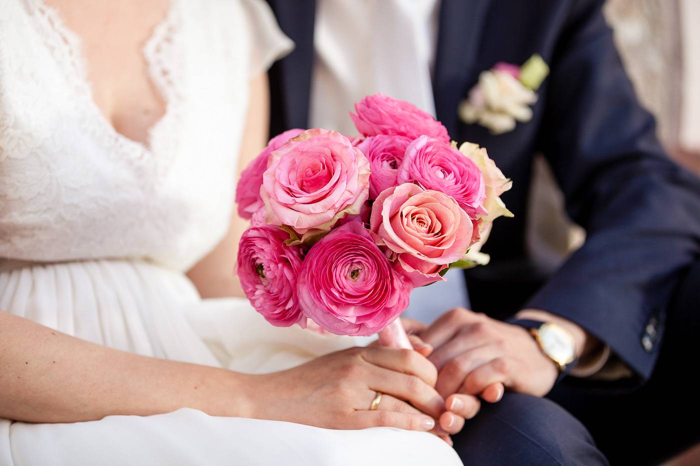 aschenputtel-hochzeitsfotograf-brautstrauss-brautpaar-innsbruck-tirol