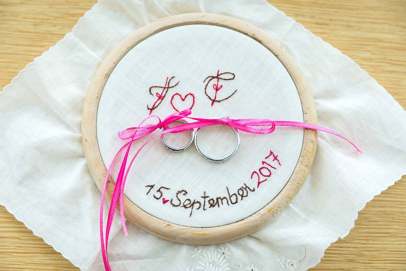 aschenputtel-hochzeitsfotograf-ringkissen-ringe-innsbruck-tirol