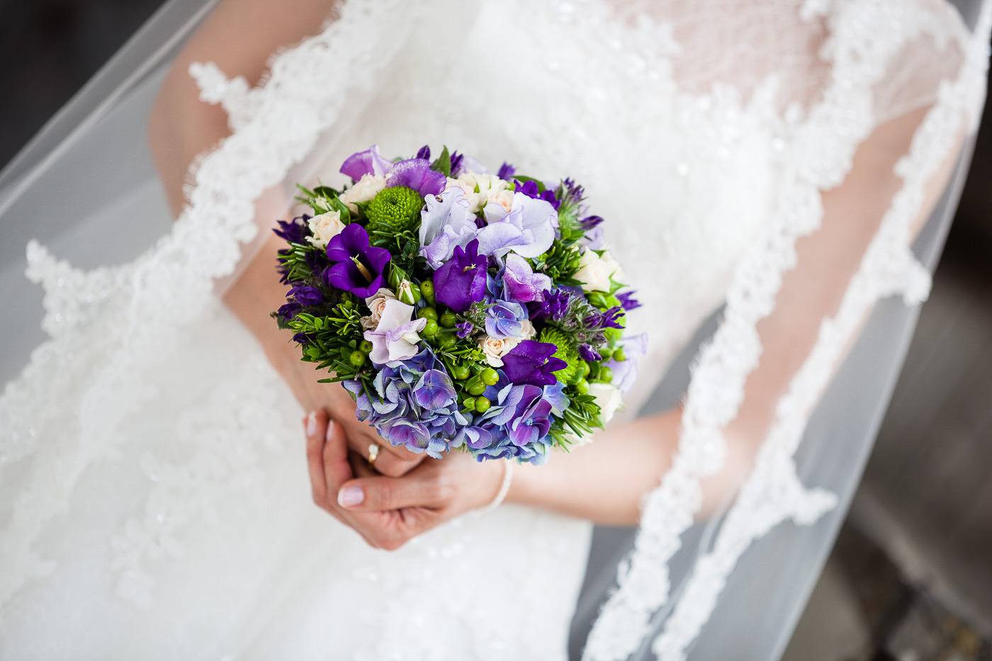 aschenputtel-hochzeitsfotograf-braut-mit-strauss-kramsach-tirol