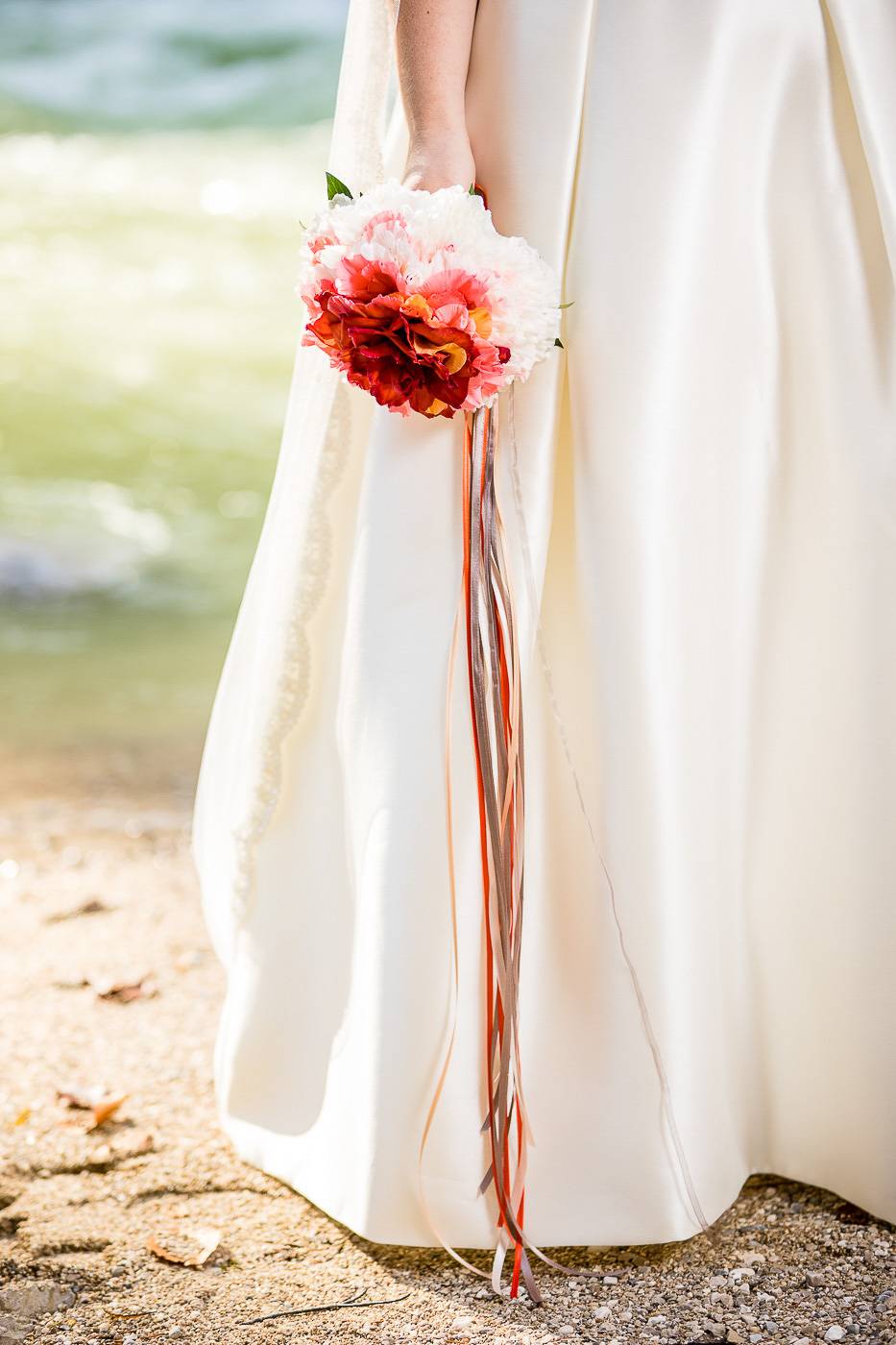 aschenputtel-hochzeitsfotograf-brautstrauss-fluss-kramsach-tirol