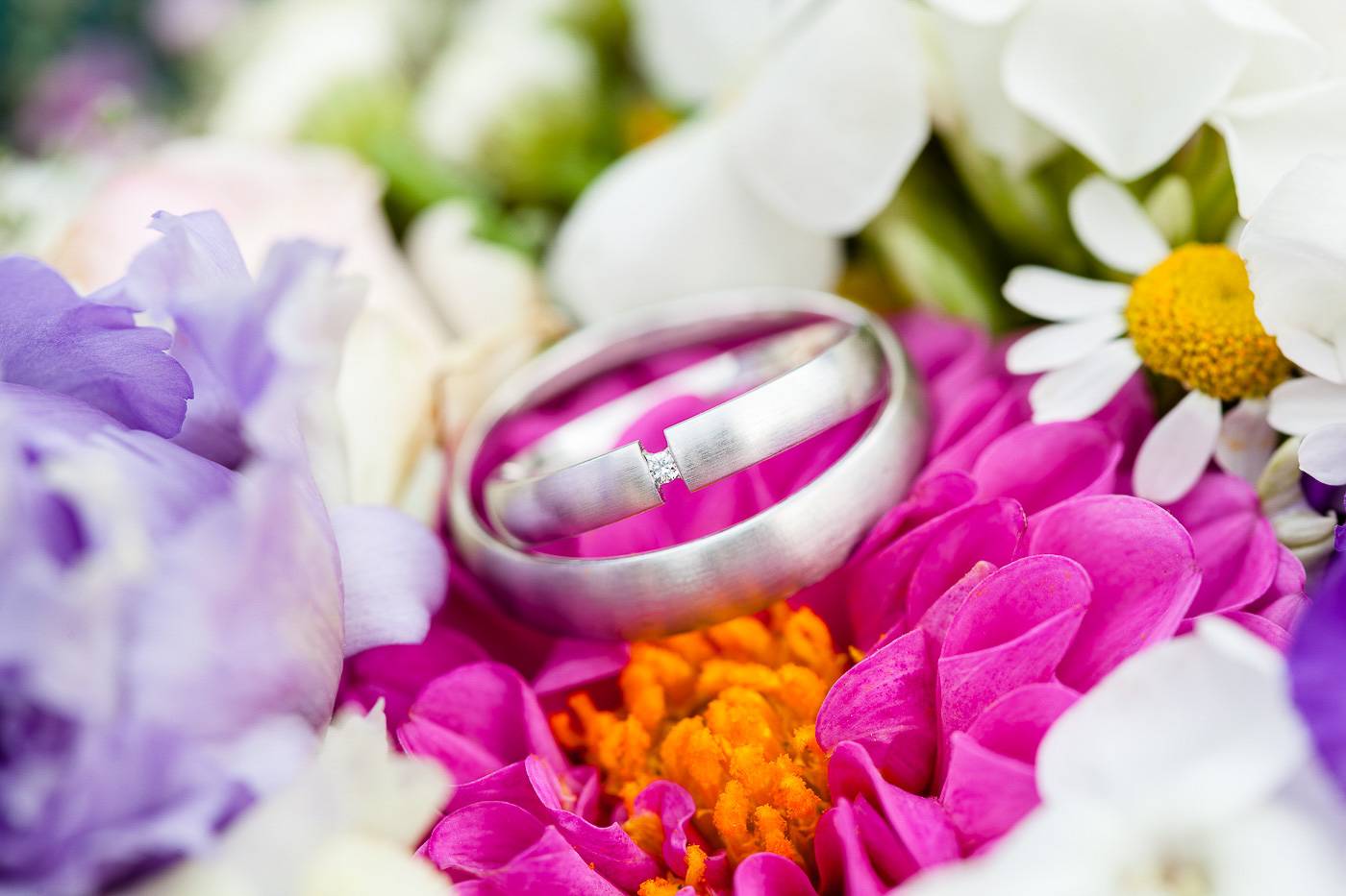 aschenputtel-hochzeitsfotograf-ringfotos-mit-brautstrauss-patsch-tirol