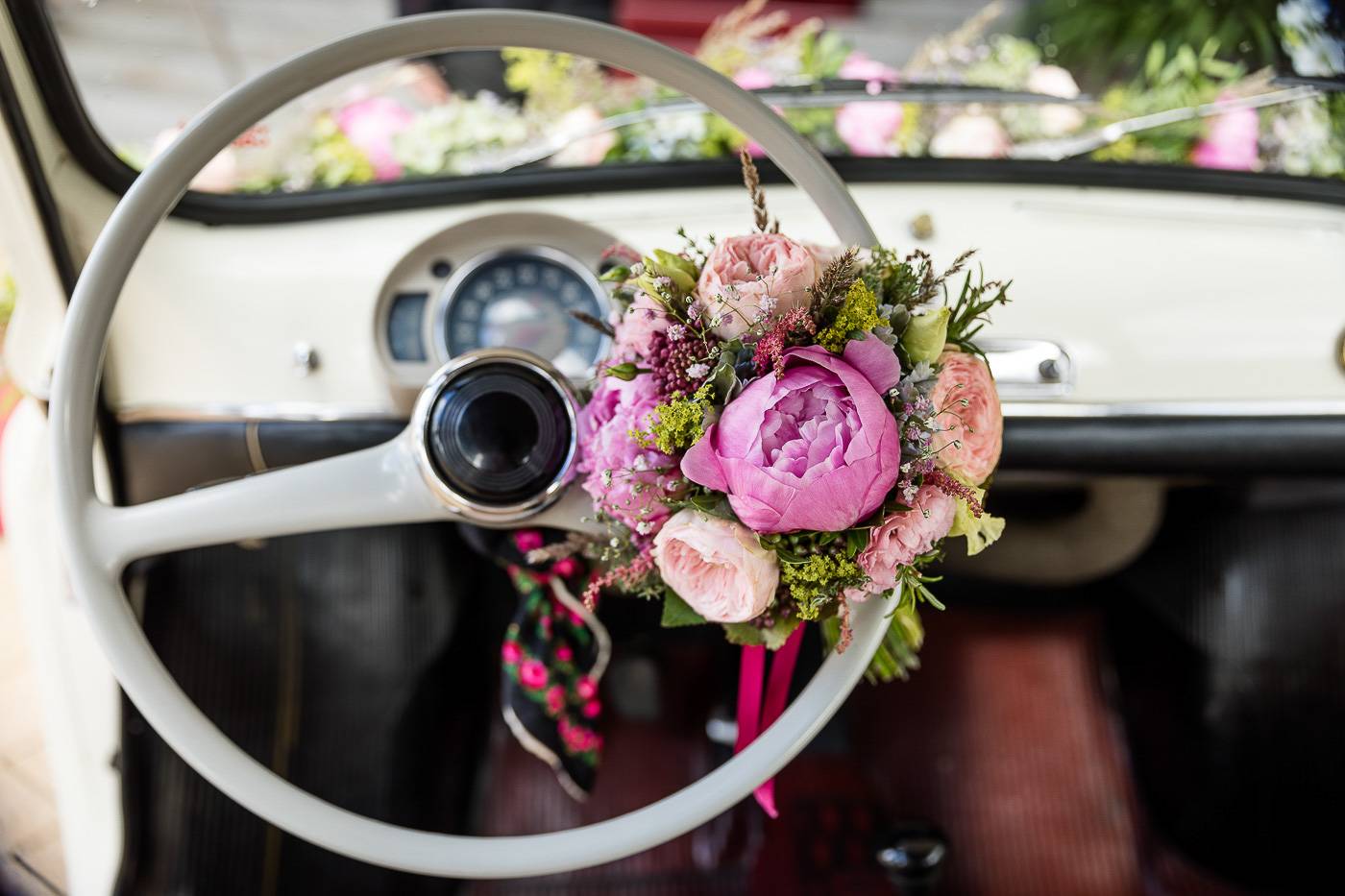 aschenputtel-hochzeitsfotograf-brautstrauss-in-oldtimer-bruneck-suedtirol